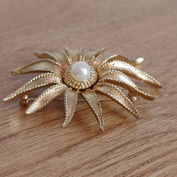 Vintage Marcel Boucher Brooch #7441 Gold Floral with Faux Pearl Center - Picture 2 of 10